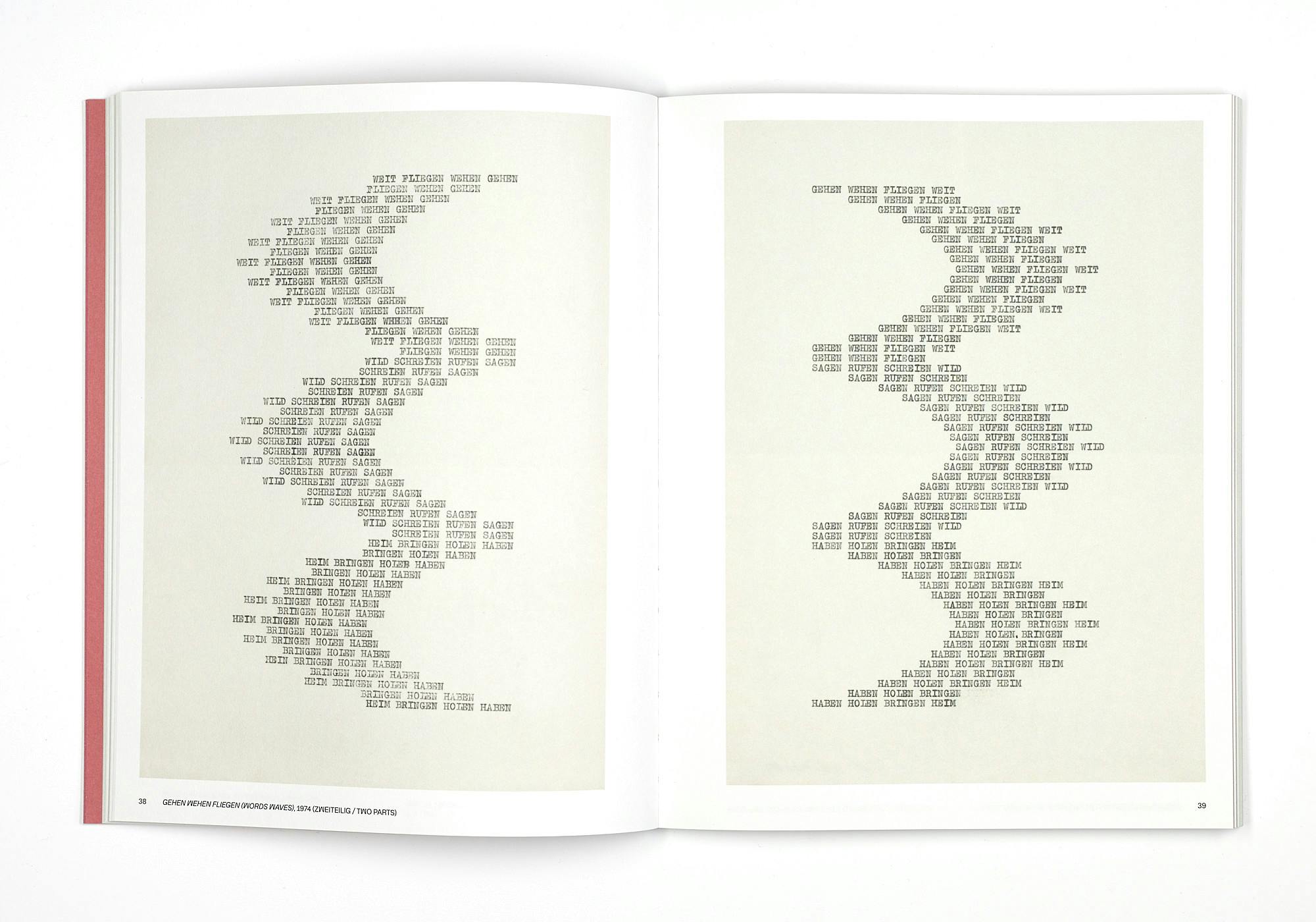 Foto einer Katalogseite. Aus Schreibmaschinenwörtern wie „Weit Fliegen Wehen Gehen“ ist rechts eine Form wie eine drei mit einem zusätzlichen Bogen gestaltet, die sich links spiegelt.