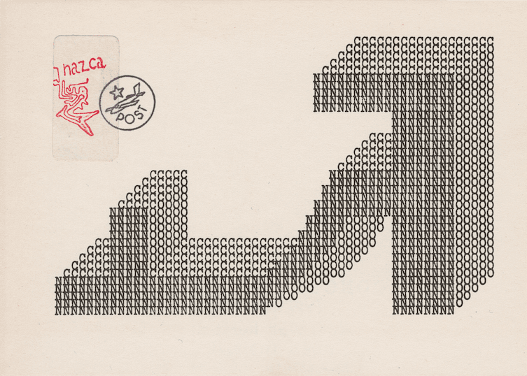 Grafik: viele kleine in Schreibmaschinenschrift geschriebene Buchstaben – ein C und ein N- sind zu einem hohen Absatzschuh angeordnet. Seine Form ist vereinfacht, aber klar erkennbar.