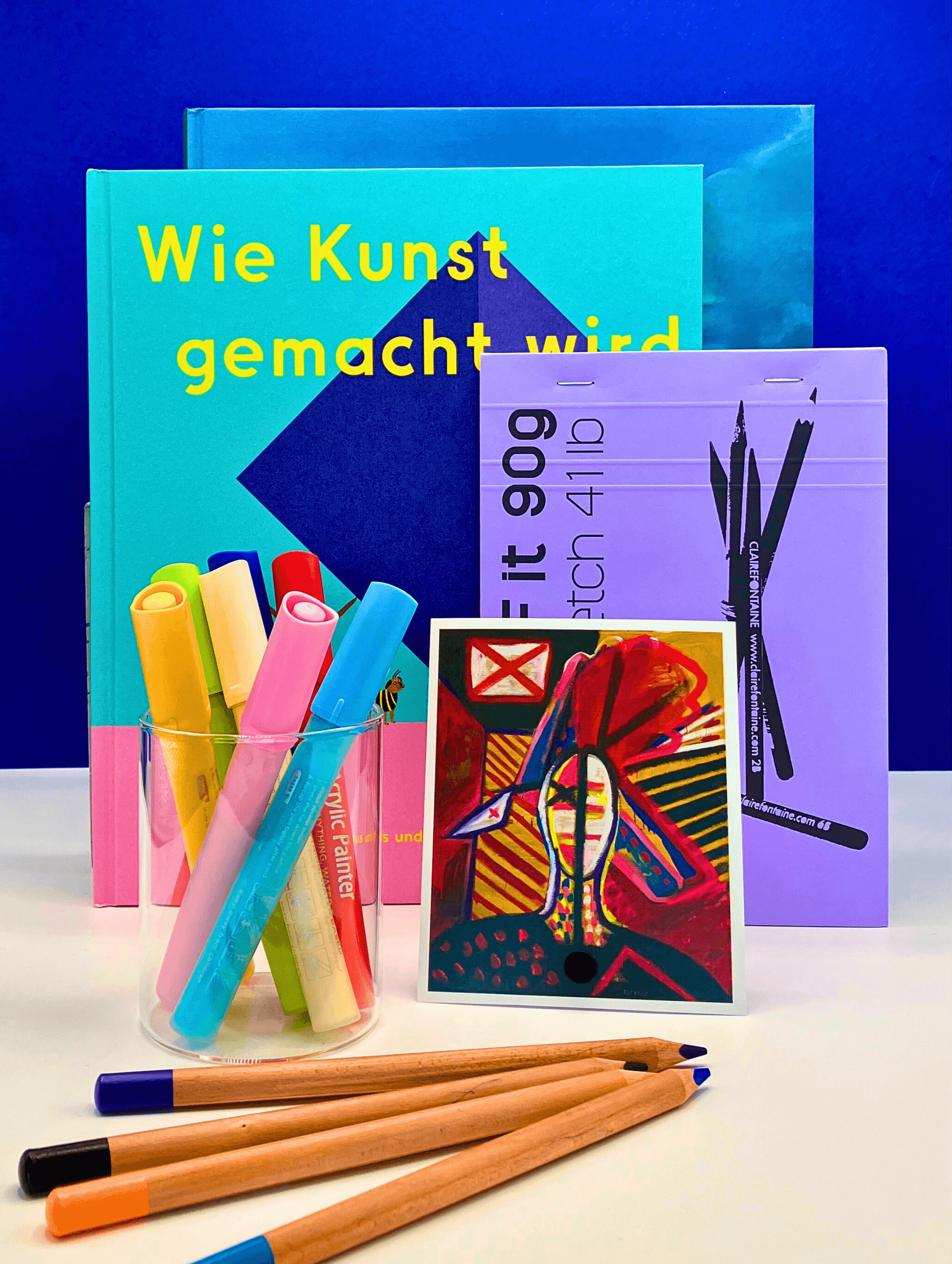 Foto: Stifte, Karten und Bücher zum Thema Ausstellungsgestaltung liegen auf einem Tisch. Die Materialien laden zur Planung einer Ausstellung ein.