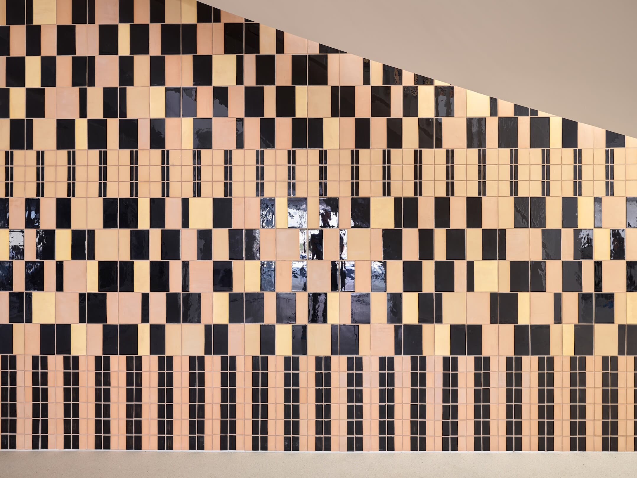 Foto: Wand mit Fliesenmosaik in Schwarz und Beige-Tönen