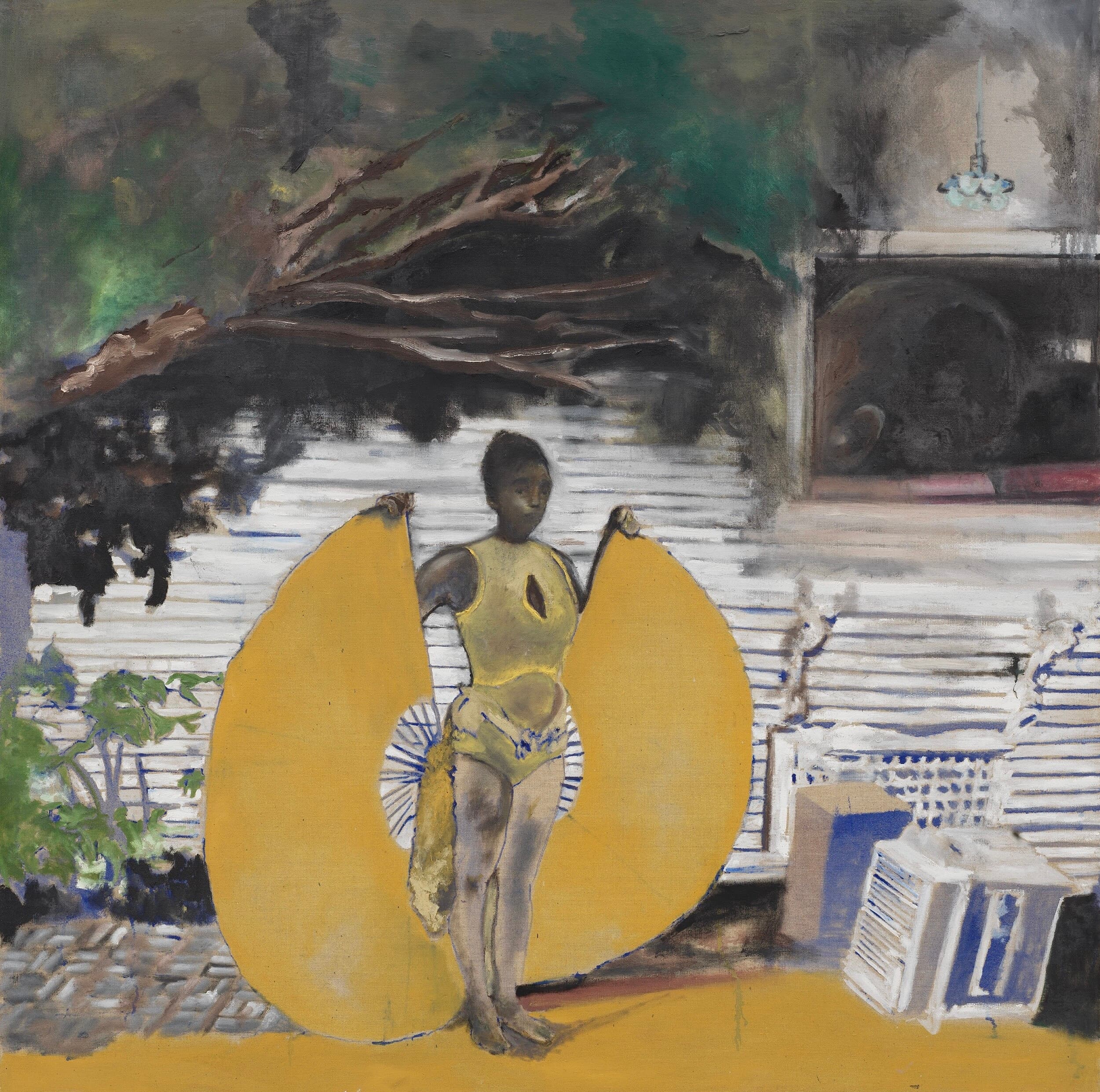 Painting: a Black woman in yellow clothing with an absent gaze holds yellow semi-circular pieces reminiscent of wings. Behind her, a house façade and a dark tree are outlined. The image has something magical about it. 