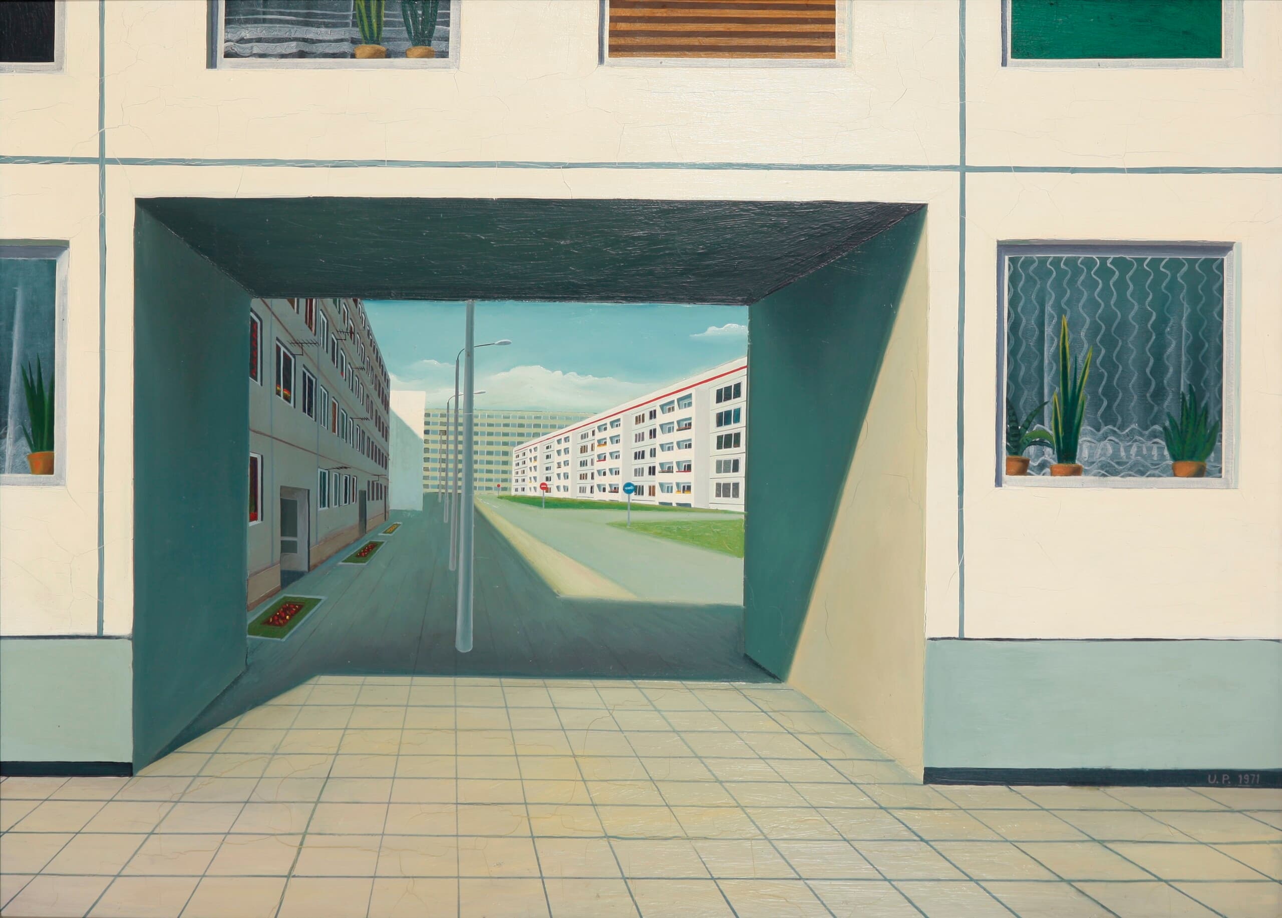 Gemälde: Blick durch eine Durchfahrt in einem Plattenbau, gesäumt von weiteren Plattenbaufassaden auf allen Seiten.