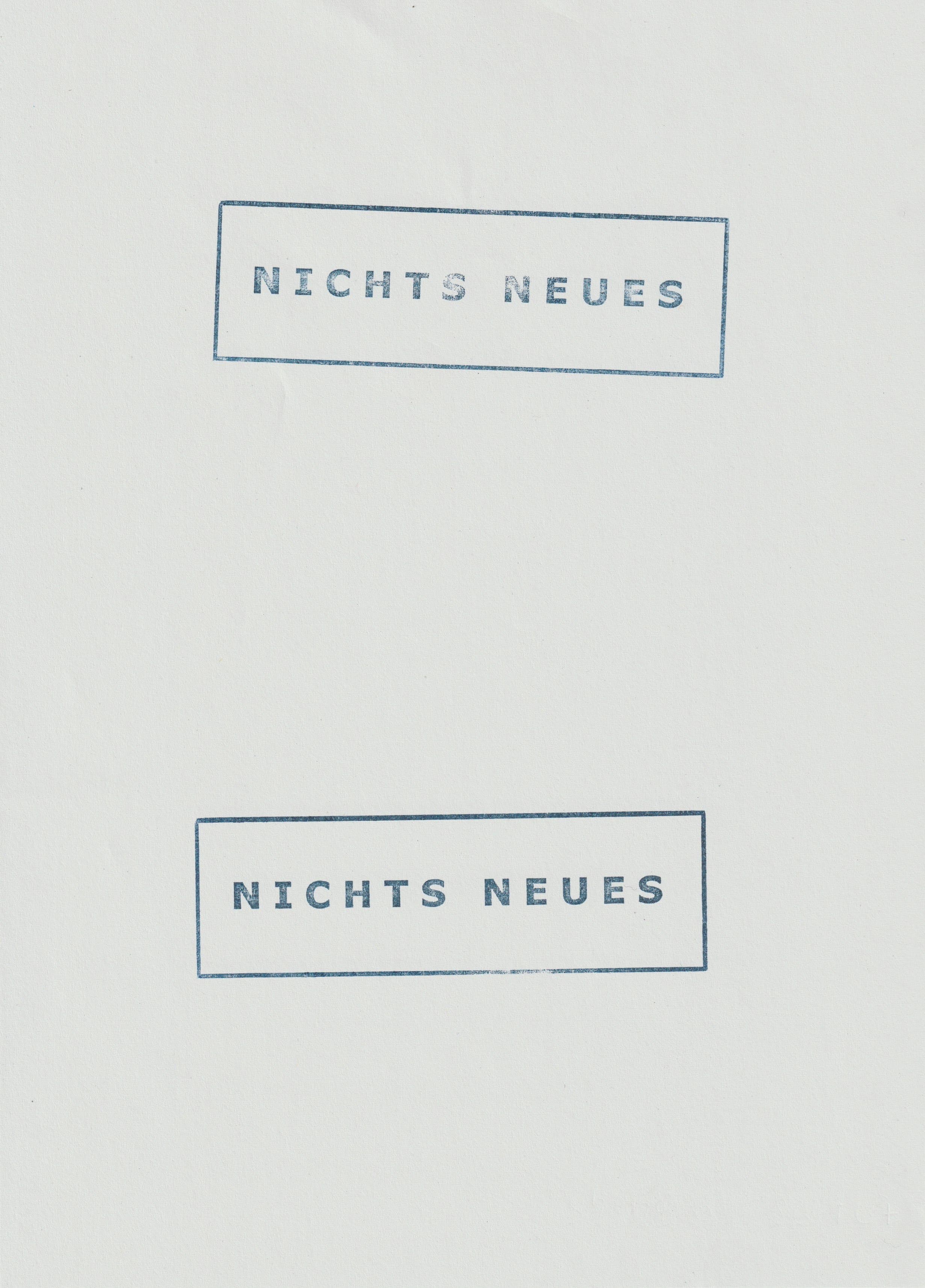 Stempeldruck: Zwei blaue Stempeldrucke auf weißem Untergrund. In Großbuchstaben steht in einem rechteckigen Rahmen Nichts Neues geschrieben.