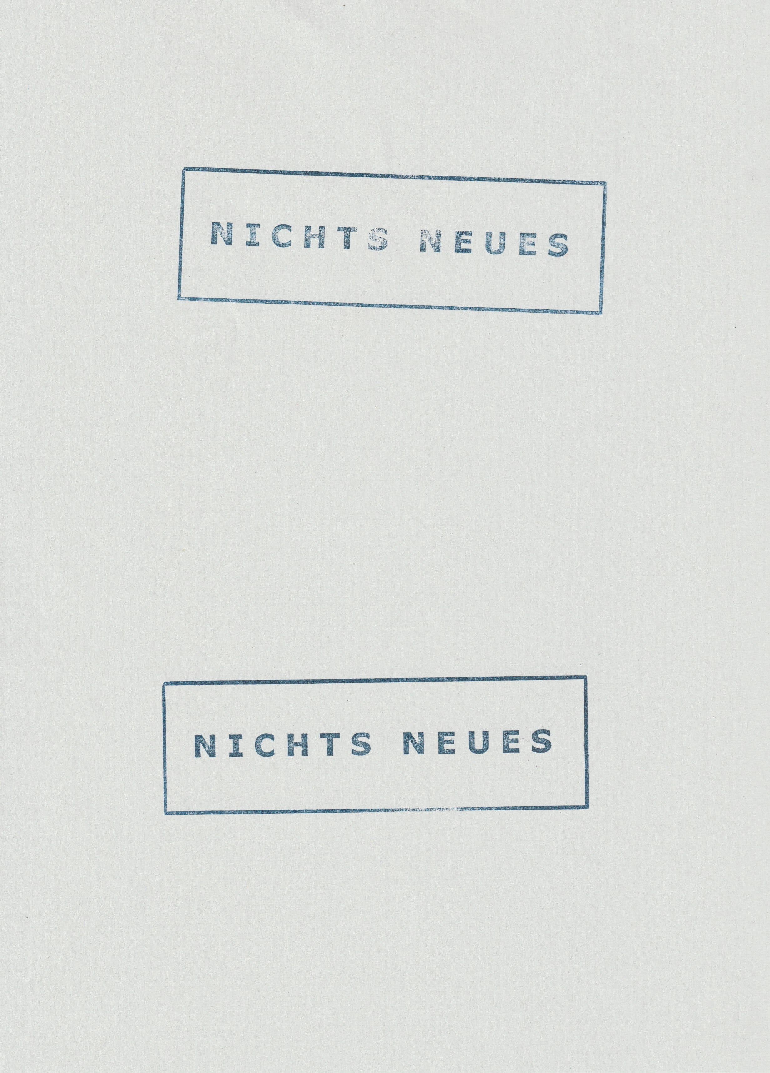 Stempeldruck: Zwei blaue Stempeldrucke auf weißem Untergrund. In Großbuchstaben steht in einem rechteckigen Rahmen Nichts Neues geschrieben.