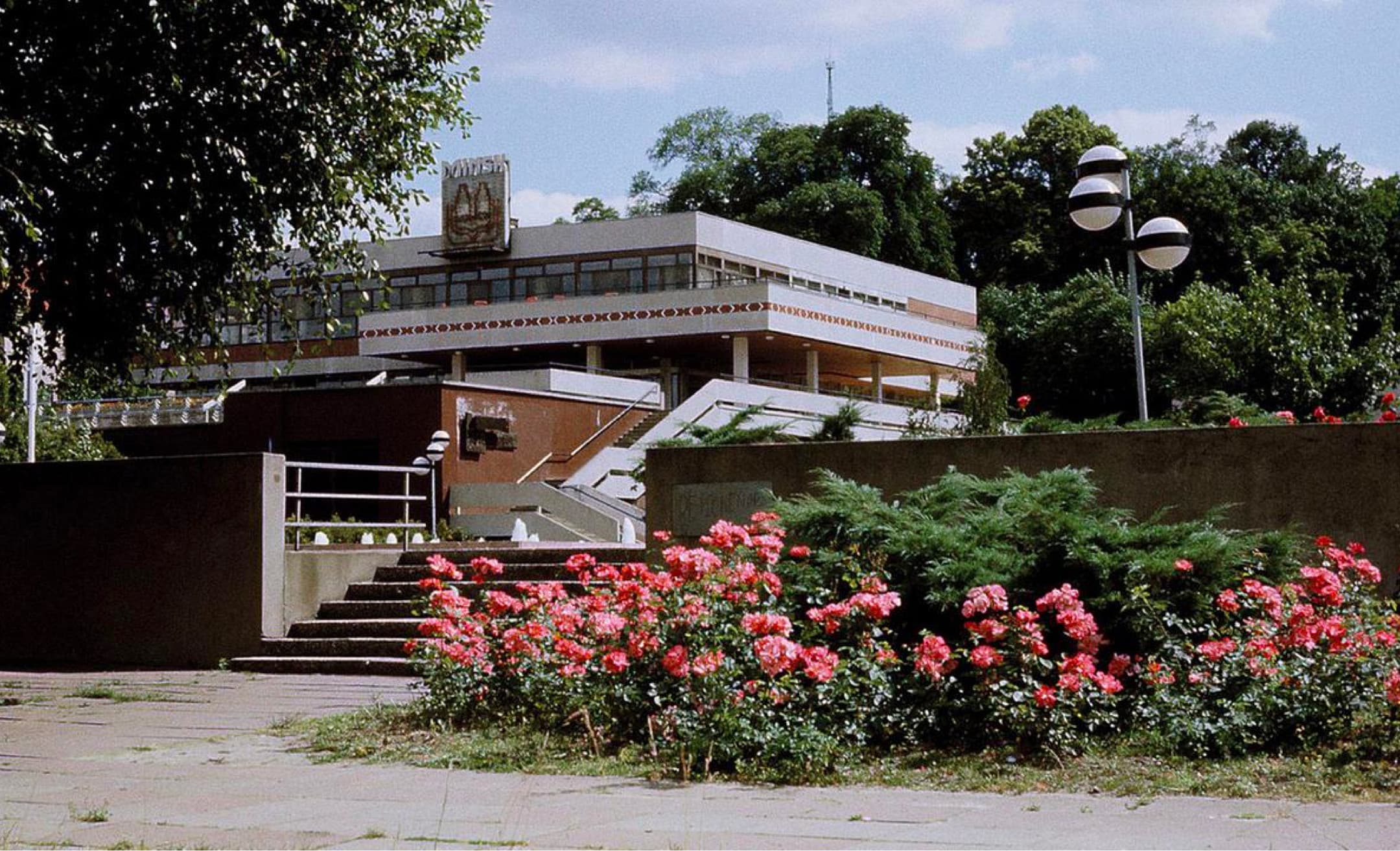 Foto des alten Terrassenrestaurants Minsk mit Rosen im Vordergrund. 